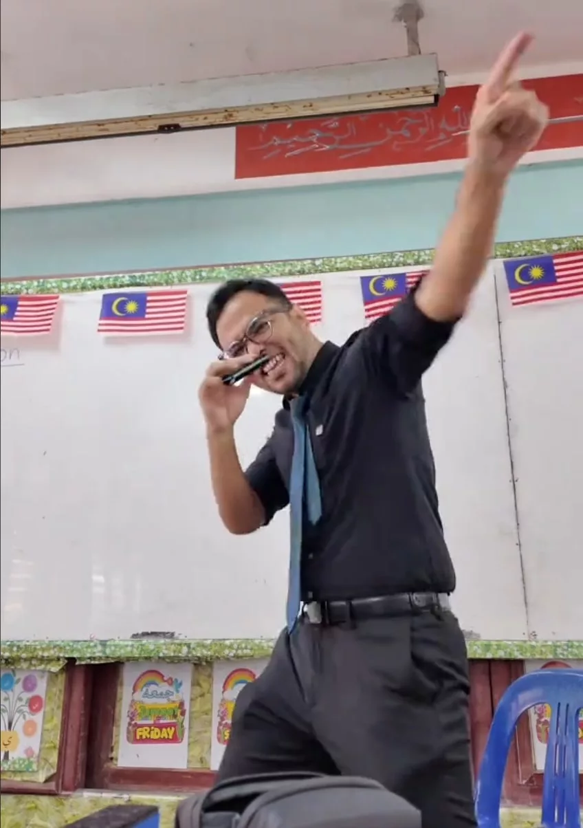 “Sir ni ‘Blippi’ Malaysia Kan ?” – Teknik ‘Chant’ Cikgu Ini Buat Anak Mudah Ingat Ejaan